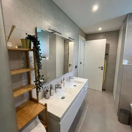 Appartement New Apartment, Sea Front & Shared Pool