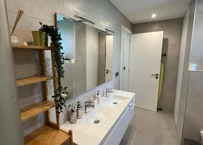 Lejlighed New Apartment, Sea Front & Shared Pool
