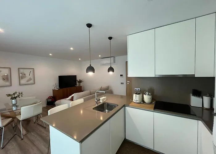 New Apartment, Sea Front & Shared Pool * Quarteira