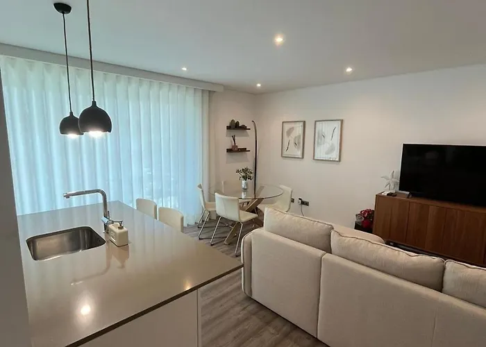 Lejlighed New Apartment, Sea Front & Shared Pool *
